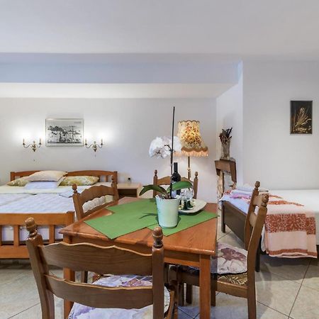 Awesome Studio In Pula With Wifi Екстериор снимка