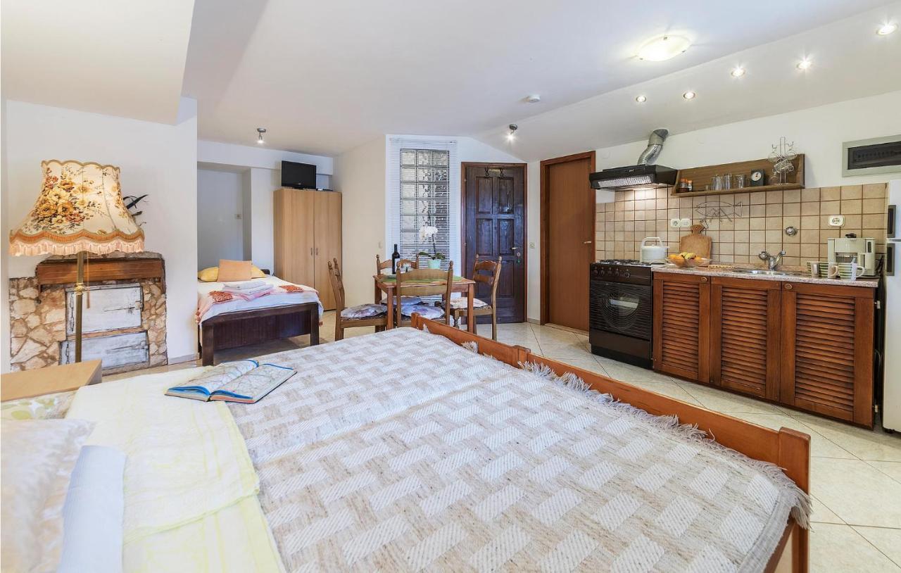 Awesome Studio In Pula With Wifi Екстериор снимка